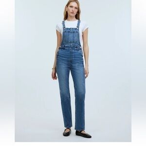 Madewell The '90s Straight Overalls in Fawnbrook Wash